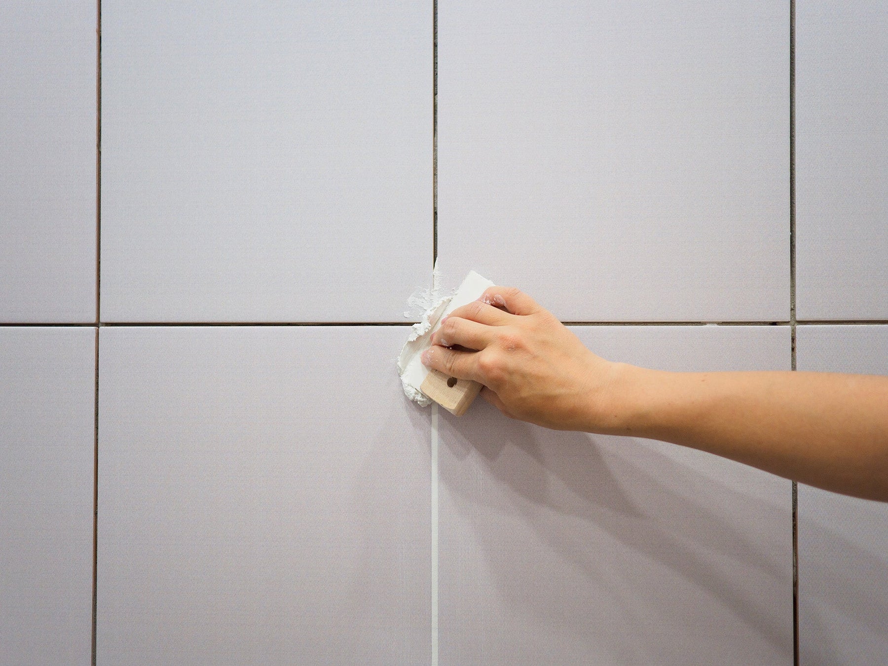 Recommended methods and tips for cleaning your grout effectively:
